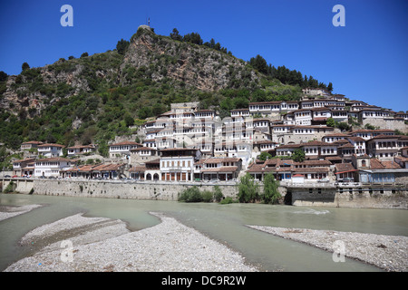 Berat, Berati, Viertel Mangalemviertel mit dem Fluss Osum, Albanien Stockfoto