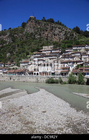 Berat, Berati, Viertel Mangalemviertel mit dem Fluss Osum, Albanien Stockfoto