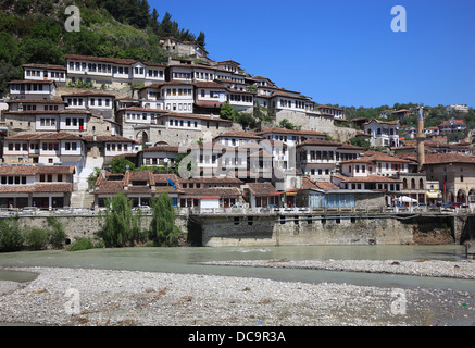 Berat, Berati, Viertel Mangalemviertel mit dem Fluss Osum, Albanien Stockfoto