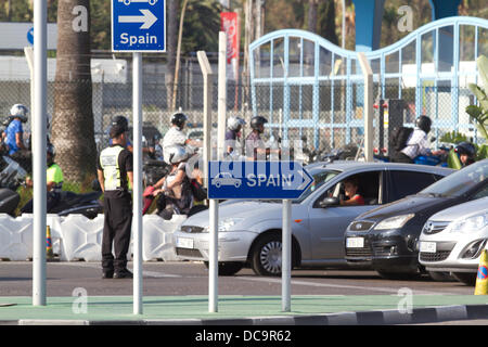 Gibraltar. 13. August 2013. Gibraltar Polizei direkte Zugriffe an der Grenze, wie Touristen in den Streit zwischen der britischen Regierung und Spanien gefangen sind und die spanischen Behörden seit Verkehr verlassen Spanien und Gibraltar kurzem haben durch lange Fahrzeuge suchen und Dokument Kontrollen betreten zu verzögern. Bildnachweis: Amer Ghazzal/Alamy Live-Nachrichten Stockfoto