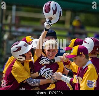 13. August 2013 - Aberdeen, Maryland, USA - Mountain Home Teamkollegen gratuliert Lukas DIBBLE, Zentrum, nach seinen 2-Run Home Run in einem Jugend-Baseball-Spiel zwischen Mountain Home, Arkansas (Südwesten) und Elk Grove, Kalifornien (Pacific Southwest) an der Cal Ripken World Series. Südwesten besiegte Pacific Southwest 7-6 in extra-Innings. (Kredit-Bild: © Scott Serio/Eclipse/ZUMAPRESS.com) Stockfoto