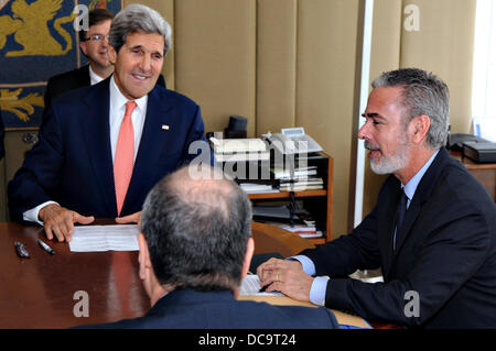 US-Außenminister John Kerry während ihrer Tagung 13. August 2013 in Brasilia, Brasilien brasilianische Außenminister Antonio Patriota am Itamaraty Ort hört. Stockfoto