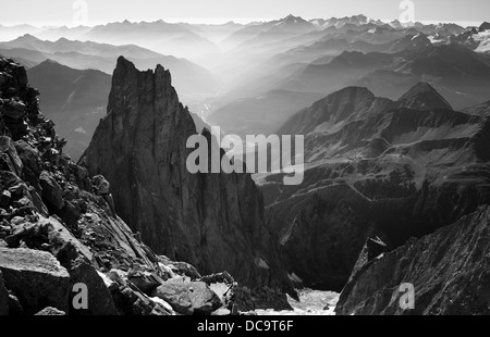 Ein Blick auf Aiguille Noire de Peuterey und Aosta-Tal von Refugio Lampugnani (Eccles). Italien. Courmayeur. Monte Bianco reichen. Stockfoto