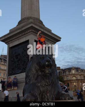 London, UK. 13. August 2013. Schottland-Fans in Trafalfgar Platz vor der England gegen Schottland Fußballspiel im Wembley-Stadion am Mittwoch Nacht Credit: Duncan Penfold/Alamy Live News Stockfoto