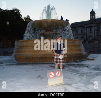 London, UK. 13. August 2013. Schottland-Fans in Trafalfgar Platz vor der England gegen Schottland Fußballspiel im Wembley-Stadion am Mittwoch Nacht Credit: Duncan Penfold/Alamy Live News Stockfoto