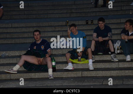 London, UK. 13. August 2013. Schottland-Fans in Trafalfgar Platz vor der England gegen Schottland Fußballspiel im Wembley-Stadion am Mittwoch Nacht Credit: Duncan Penfold/Alamy Live News Stockfoto