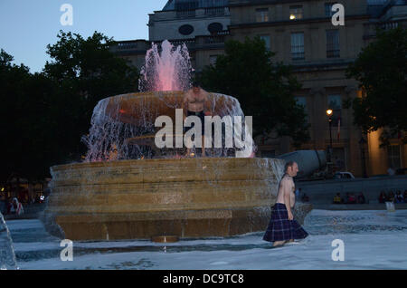 London, UK. 13. August 2013. Schottland-Fans in Trafalfgar Platz vor der England gegen Schottland Fußballspiel im Wembley-Stadion am Mittwoch Nacht Credit: Duncan Penfold/Alamy Live News Stockfoto