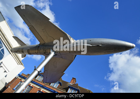 Hawker Hunter Replik Flugzeuge, Crown Square, Woking, Surrey, England, Vereinigtes Königreich Stockfoto