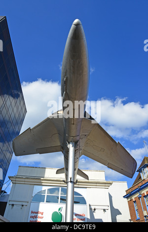 Hawker Hunter Replik Flugzeuge, Crown Square, Woking, Surrey, England, Vereinigtes Königreich Stockfoto