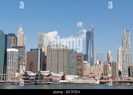 Lower Manhattan Skyline vom East River angesehen. One World Trade Center Freedom Tower in Ferne. New York City, NY, USA Stockfoto