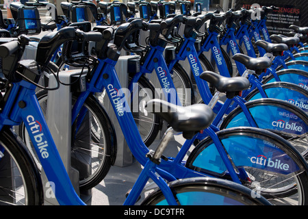 Zeile des Citibikes. Pier 11. New York City, NY USA Stockfoto