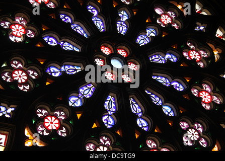 Abstrakte dekorativer Glasmalerei Hintergrund in der Kirche. Stockfoto