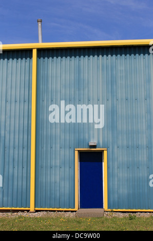 Außen blau und gelb moderne Lagerhalle, Himmelshintergrund. Stockfoto