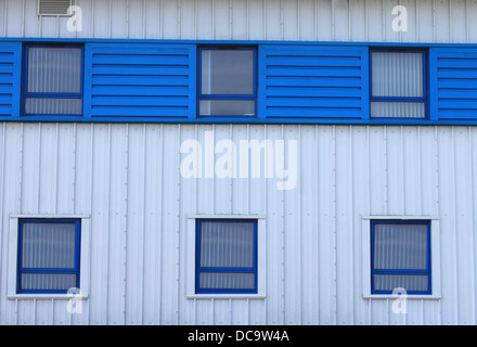 Exterieur des modernen Bürogebäude mit blauen Fenstern. Stockfoto