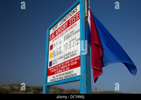 South Padre Island, Texas - Warnflaggen für gefährliche Meeresbedingungen. Stockfoto