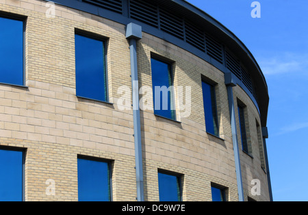 Exterieur des gebogenen modernes Bürogebäude mit blauen Fenstern. Stockfoto
