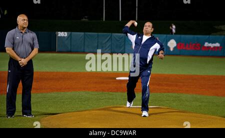 13. August 2013 wurde - Aberdeen, Maryland, USA - Sachio Kinugasa am 13. August 2013 ausgezeichnet an der Cal Ripken World Series in Aberdeen, Maryland. Als die japanische Ironman oder Tetsujin in Japan bekannt, wurde sein aufeinander folgenden Spiel Streifen von 2215 vor dem Start der Japan gegen Mexiko Spiel erkannt. Herr Kinugasa erhielt die Ehre, die erste Seillänge zu werfen. Cal Ripken, Jr. begleitet Herr Kinugasa, wie er geehrt wurde. (Kredit-Bild: © Scott Serio/Eclipse/ZUMAPRESS.com) Stockfoto