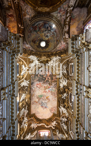 Freskomalerei am Gewölbe des Kirchenschiffs, Santa Maria della Vittoria, Rom, Italien Stockfoto