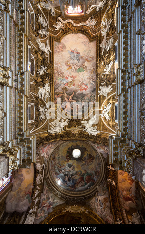 Freskomalerei am Gewölbe des Kirchenschiffs, Santa Maria della Vittoria, Rom, Italien Stockfoto