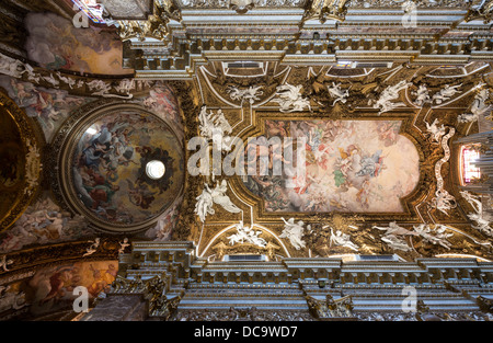 Freskomalerei am Gewölbe des Kirchenschiffs, Santa Maria della Vittoria, Rom, Italien Stockfoto