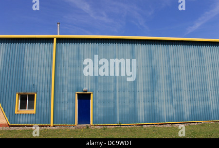 Exterieur des industriellen Lagergebäudes in blau und gelb. Stockfoto