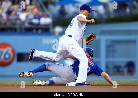 Los Angeles, Kalifornien, USA. 13. August 2013. 13. August 2013 Los Angeles, Kalifornien: New York Mets zweiter Basisspieler Daniel Murphy (28) Folien zum zweiten aber ist gekennzeichnet durch Los Angeles Dodgers Second Baseman Mark Ellis (14) während der Major League Baseball Spiel zwischen den New York Mets und die Los Angeles Dodgers im Dodger Stadium am 13. August 2013 in Los Angeles, Kalifornien. Rob Carmell/CSM/Alamy Live-Nachrichten Stockfoto