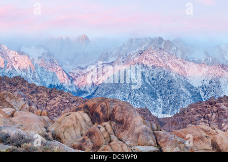 USA, California, Lone Pine. Sonnenaufgang am Mount Whitney von der Alabama Hills gesehen. Stockfoto