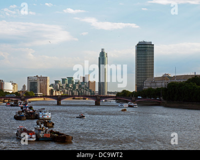 Blick auf St. George Wharf-Turm (Vauxhall) ein Wohn-Hochhaus im Bau und Millbank Tower auf der rechten Seite Stockfoto