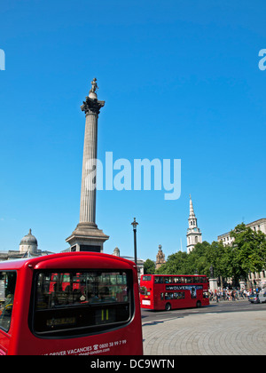 Blick auf Nelsons Säule, National Gallery und Kirche St. Martin-in-the-Fields, Trafalgar Square, zeigen rote Doppeldecker-Busse Stockfoto