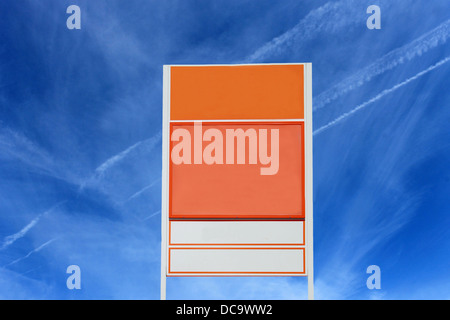 Schild mit blauem Himmel Hintergrund und Kopie. Stockfoto