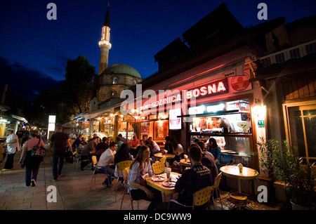 Buregdzinica Bosna in Bascarsija ist einer der besten Burek-Geschäfte der Stadt. Stockfoto