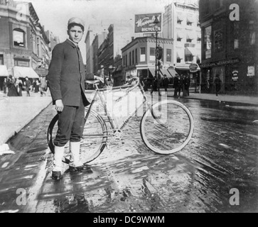 Street Art von New York City: Messenger Boy und Fahrrad, 1896 Stockfoto