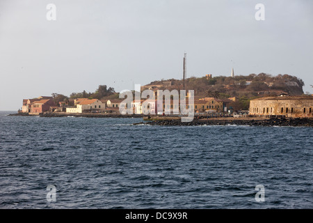 Goree Island, Senegal. Das Runde Gebäude auf der rechten Seite ist die Franzosen errichtet (1850) Fort Estrees, jetzt das Geschichtsmuseum von IFAN Stockfoto