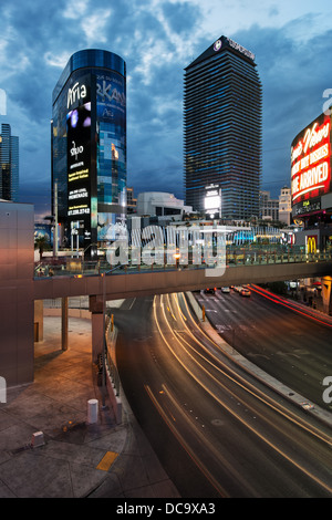 Stadtzentrum und Cosmopolitan Hotel bei Dämmerung, Strip, Las Vegas Stockfoto