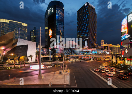 Stadtzentrum und Cosmopolitan Hotel bei Dämmerung, Strip, Las Vegas Stockfoto