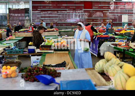 Frischwaren Markt in der Altstadt Sarajevos - Baščaršija. Stockfoto