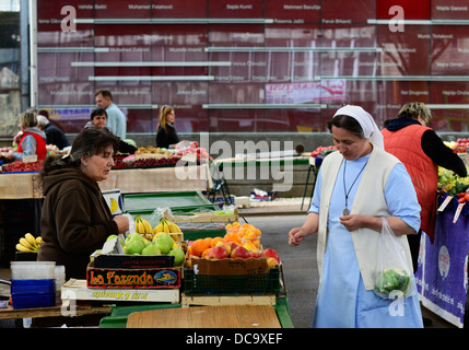 Frischwaren Markt in der Altstadt Sarajevos - Baščaršija. Stockfoto