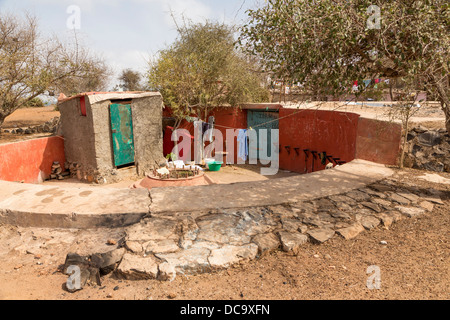 Ein zweiter Weltkrieg Pistole Einlagerung ein Obdach und eine Werkstatt für einen lokalen Künstler geworden. Goree Island, Senegal. Stockfoto