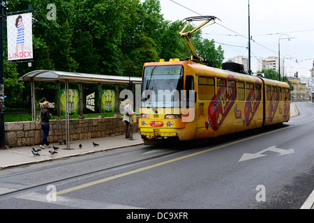 Eine Straßenbahn Richtung Baščaršija in Sarajevo. Stockfoto