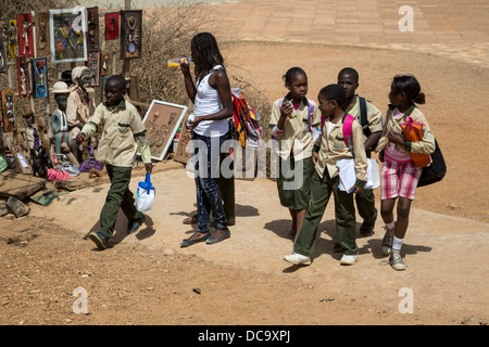 Senegalesen Middle School Studenten Besuch Goree Island, Senegal, Pass eines Künstlers Stand. Stockfoto