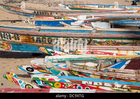 Boote für Fischer und Verleih von Besuchern, am Strand von Goree Island, Senegal. Stockfoto