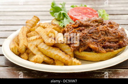 zog Schwein/Hähnchen-Sandwich mit Pommes Frites und Salat Stockfoto