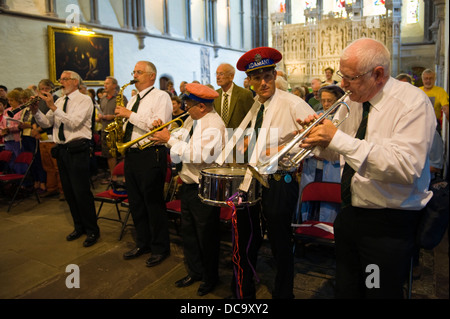 Brecon Jazz Festival 2013. Jährliche Jazz Gottesdienst in Brecon Kathedrale mit der unnachgiebig New Orleans Jazz Brass Band Stockfoto