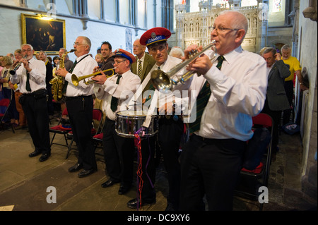 Brecon Jazz Festival 2013. Jährliche Jazz Gottesdienst in Brecon Kathedrale mit der unnachgiebig New Orleans Jazz Brass Band Stockfoto