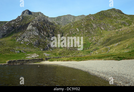 Die Welsh Mountain Y Garn über den Strand & Wanderweg führt rund Llyn Idwal in Teufels Küche in Snowdonia-Nationalpark Stockfoto