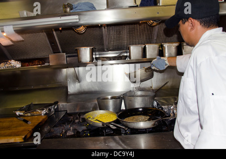 USA, Kalifornien, Napa Valley Wine Train. Oldtimer Triebwagen Küche wo Gourmet-Mahlzeiten für Touristen jeden Tag zubereitet werden. Stockfoto