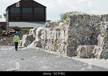 Ballen von Altpapier an eine Abfall-recycling-Anlage in den West Midlands, England, UK Stockfoto