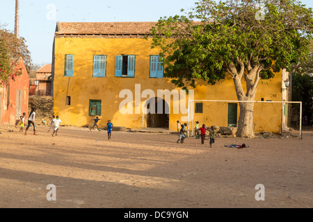 Kinder spielen Fußball am Nachmittag Goree Island, Senegal. Stockfoto