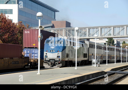 USA, California, Oakland. Jack London Square, Oakland Amtrak-Bahnhof. Personenzug auf dem Bahnsteig von Oakland. Stockfoto