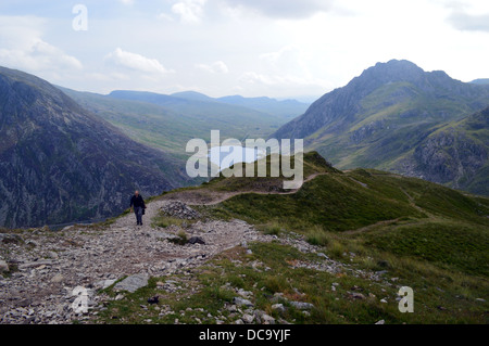 Walker auf Ridge Fußweg nähert sich der Gipfel des The Welsh Mountain Y Garn mit Lyn Ogwen & Tryfan im Hintergrund Stockfoto